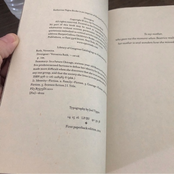 Divergent by: Veronica Roth paperback book - Picture 2 of 5